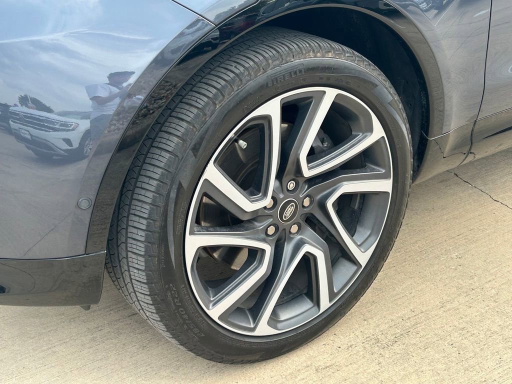 Used 2024 Land Rover Discovery Dynamic SE image 9