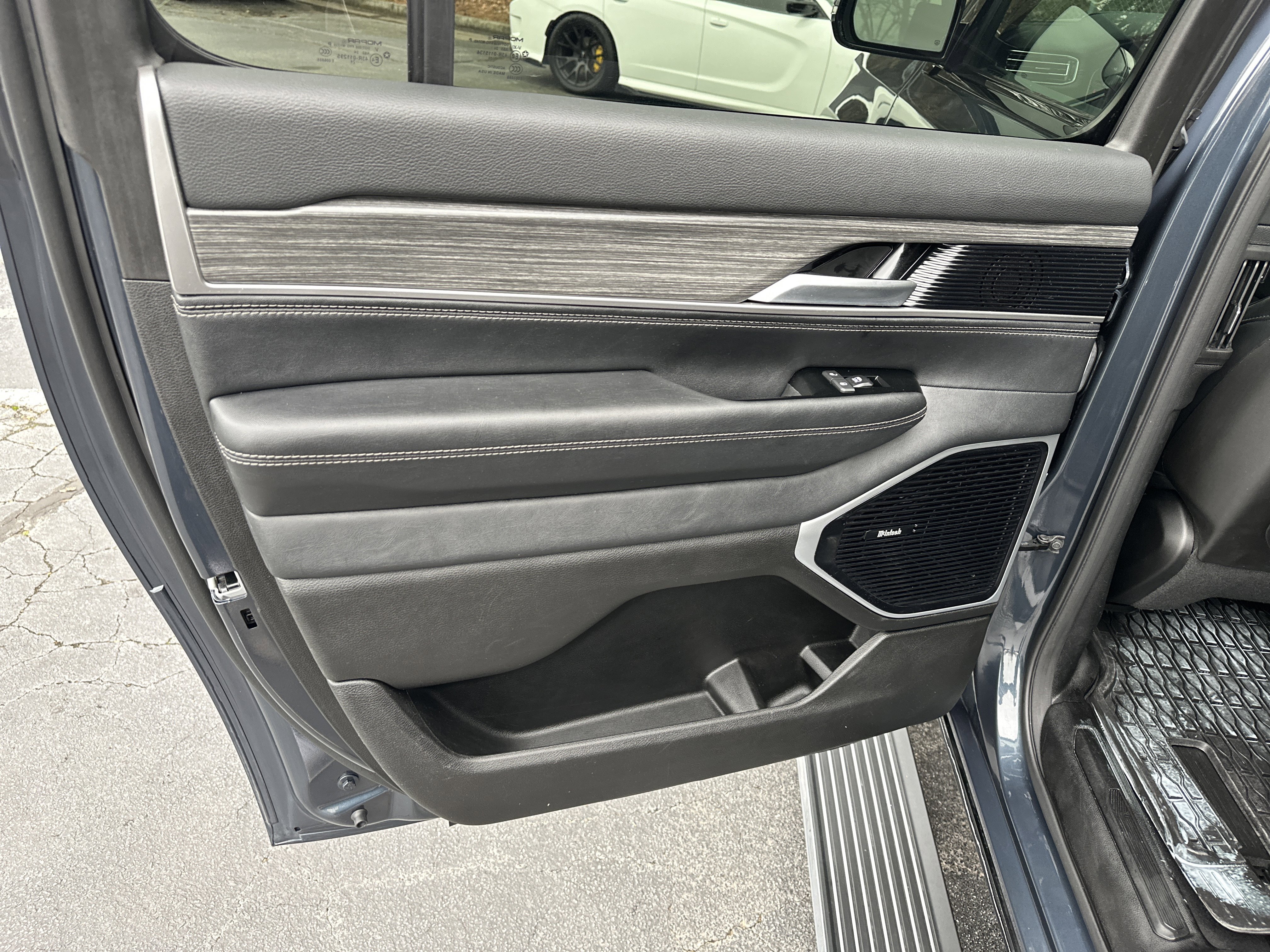 Used 2024 Jeep Wagoneer L Series III w/ Premium Group I image 25