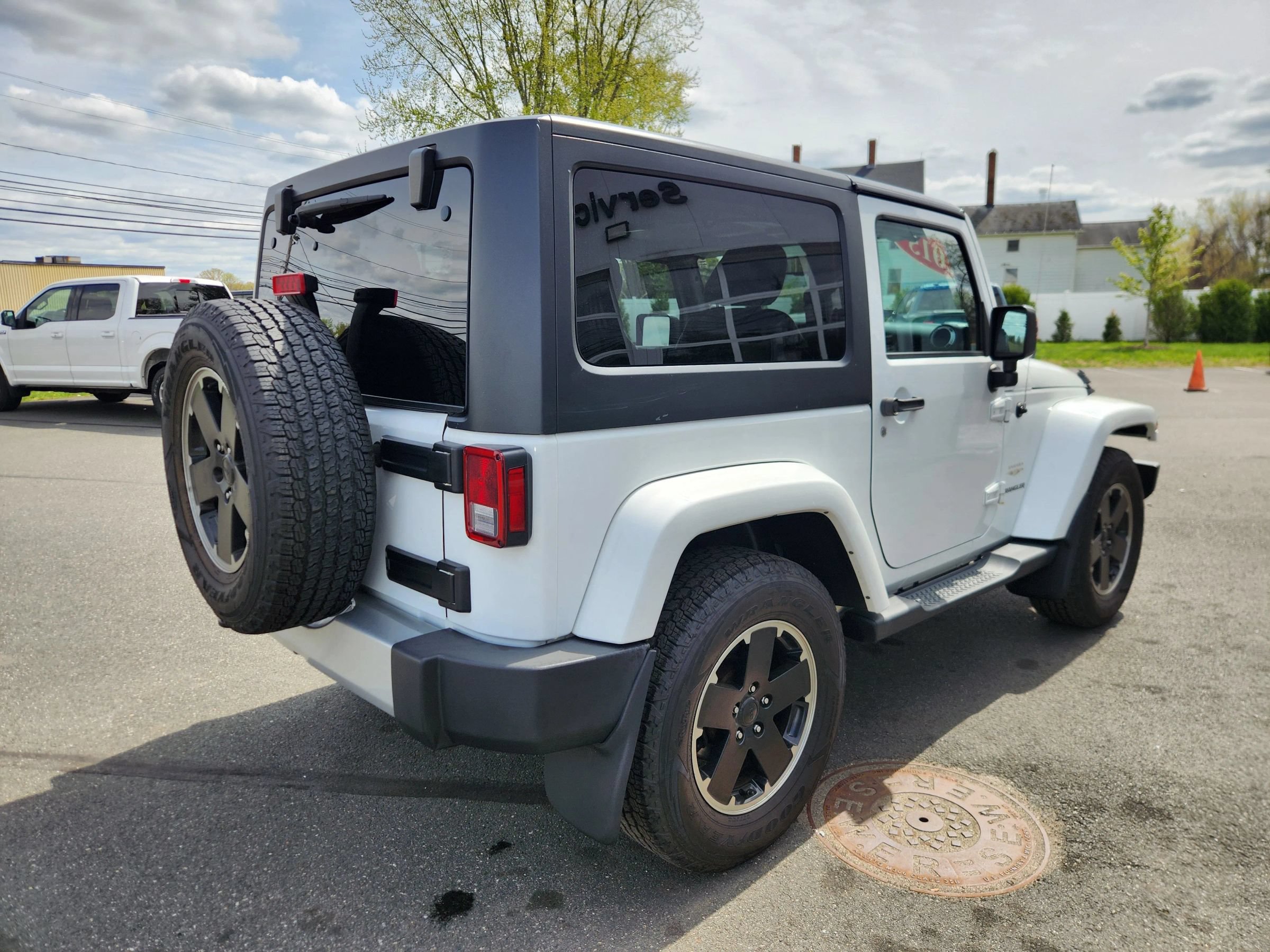 Used 2015 Jeep Wrangler Sahara w/ Dual Top Group AWD/4WD image 16
