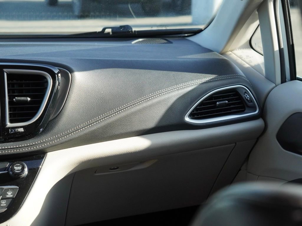 Certified 2023 Chrysler Pacifica Touring-L image 23
