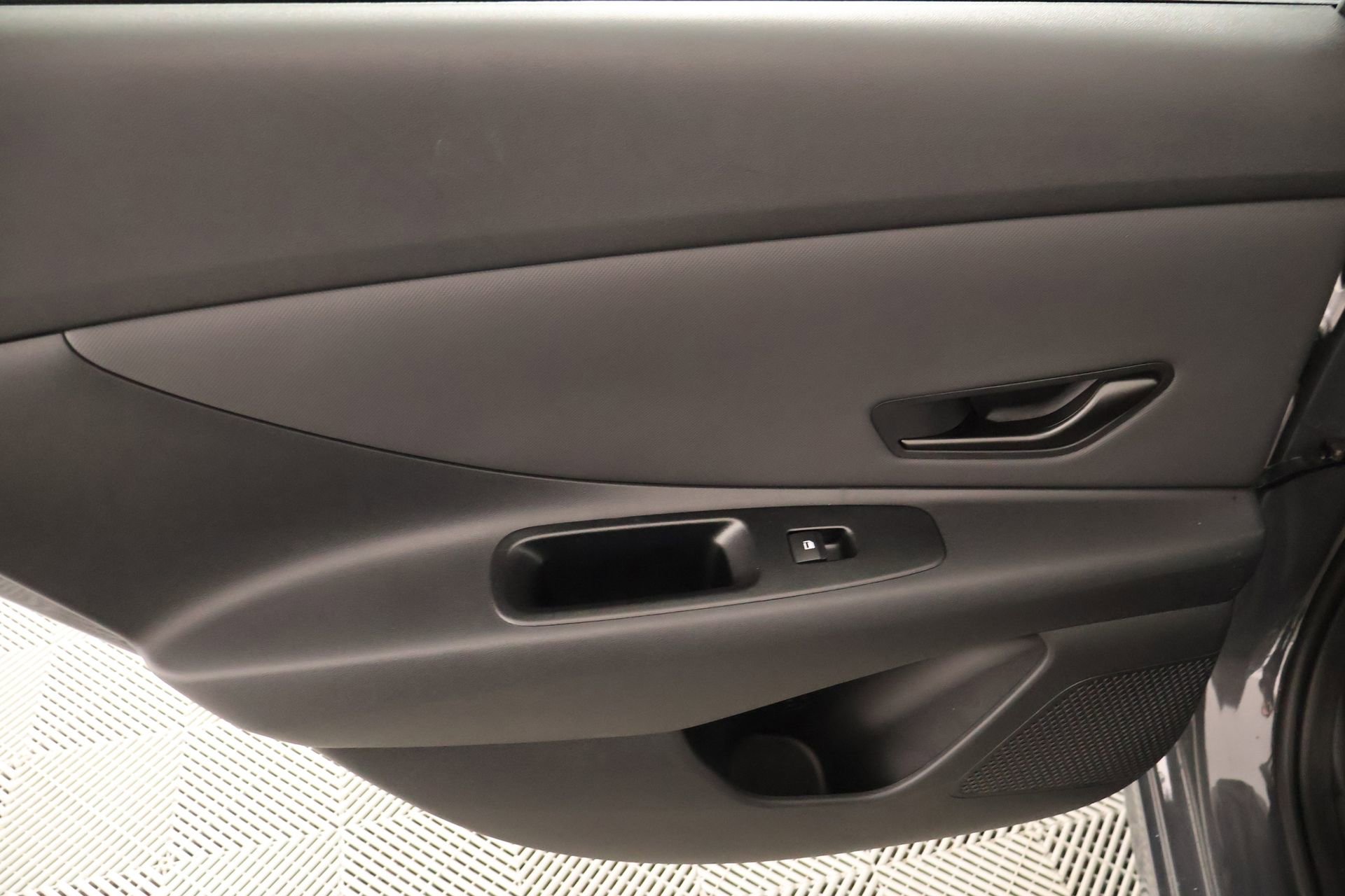 Certified 2025 Hyundai Elantra Sport image 15