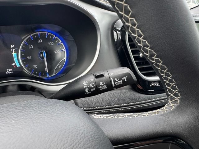 Used 2025 Chrysler Pacifica Limited FWD image 30
