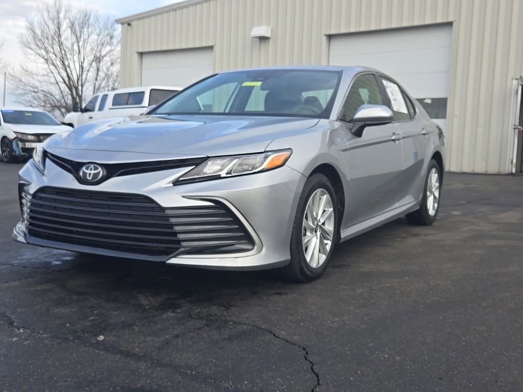 Used 2023 Toyota Camry LE image 3