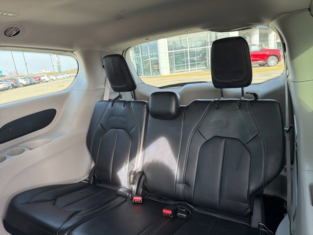 Used 2024 Chrysler Pacifica Touring-L image 21