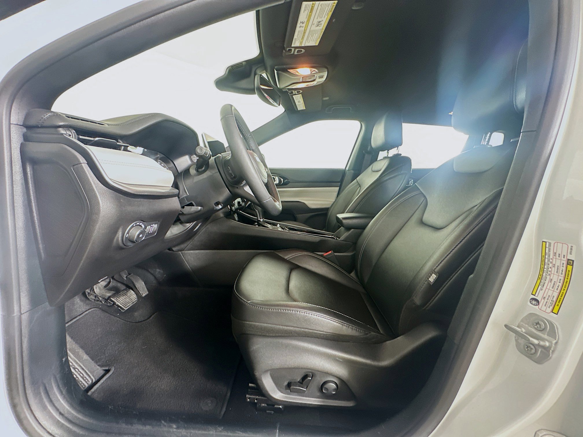 Used 2025 Jeep Compass Limited image 13