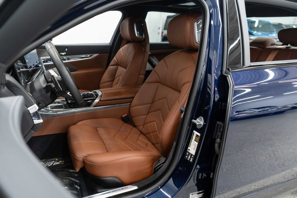 Used 2025 BMW 760i xDrive image 7