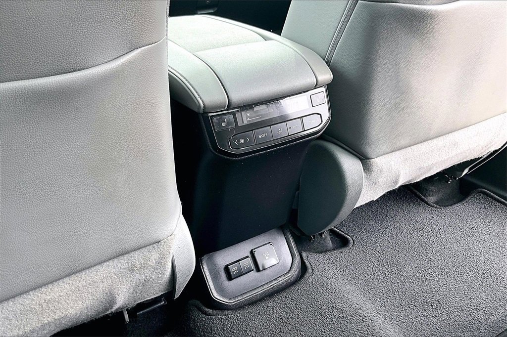 Used 2021 Toyota Highlander Platinum image 34