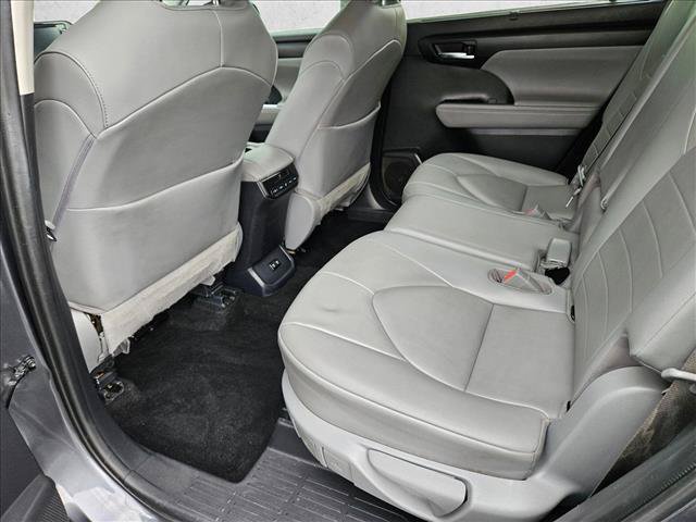 Used 2020 Toyota Highlander XLE AWD/4WD image 19