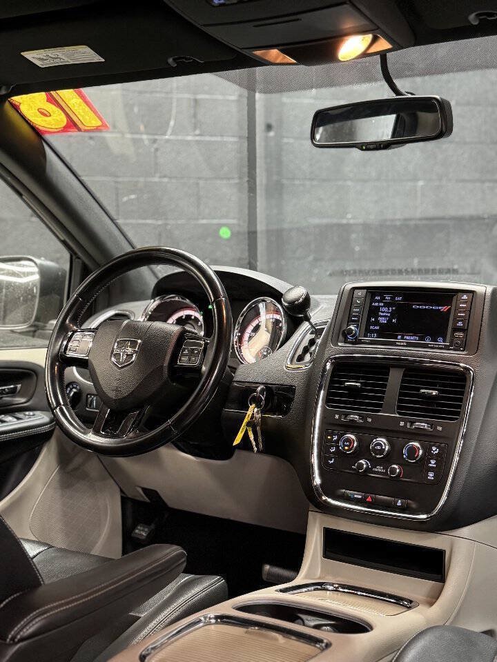 Used 2018 Dodge Grand Caravan SXT FWD image 3