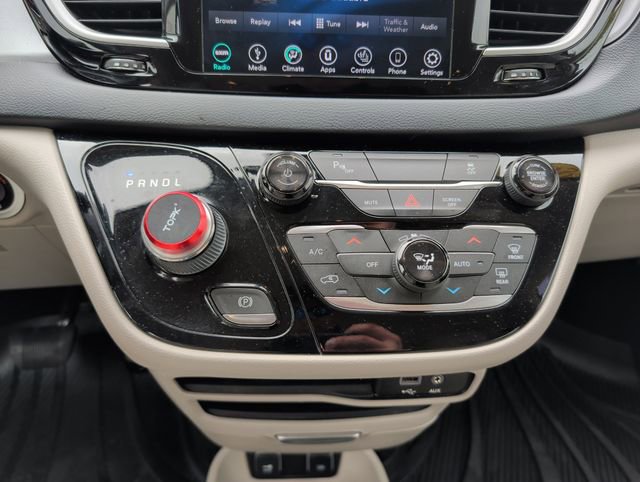 Used 2019 Chrysler Pacifica Touring-L w/ Premium Audio Group FWD image 22