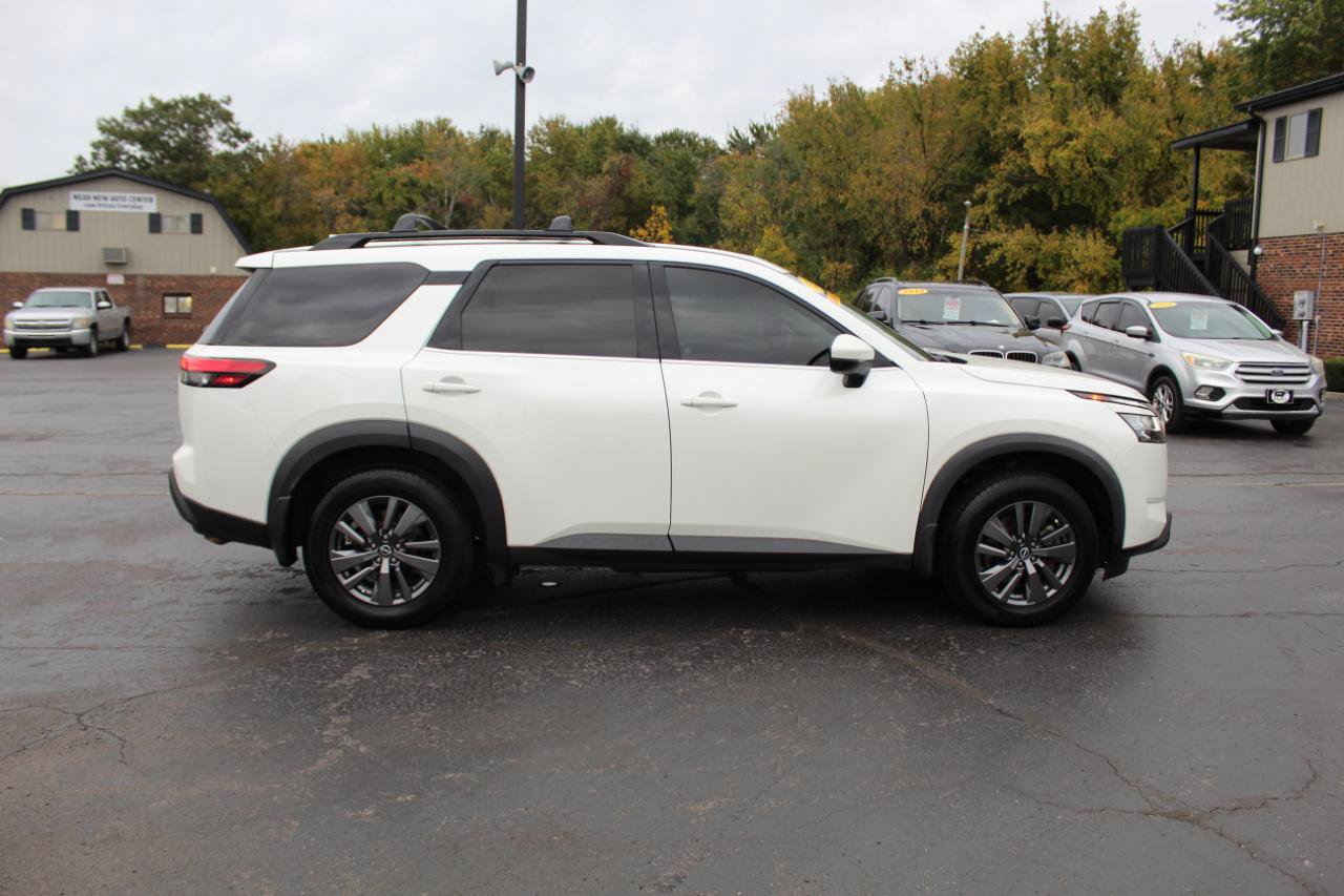 Used 2022 Nissan Pathfinder SV w/ SV Premium Package FWD image 4