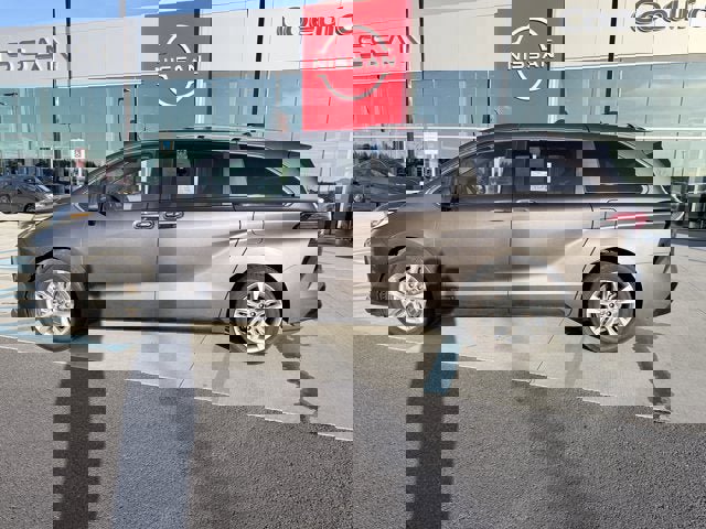 Used 2021 Toyota Sienna Limited image 2