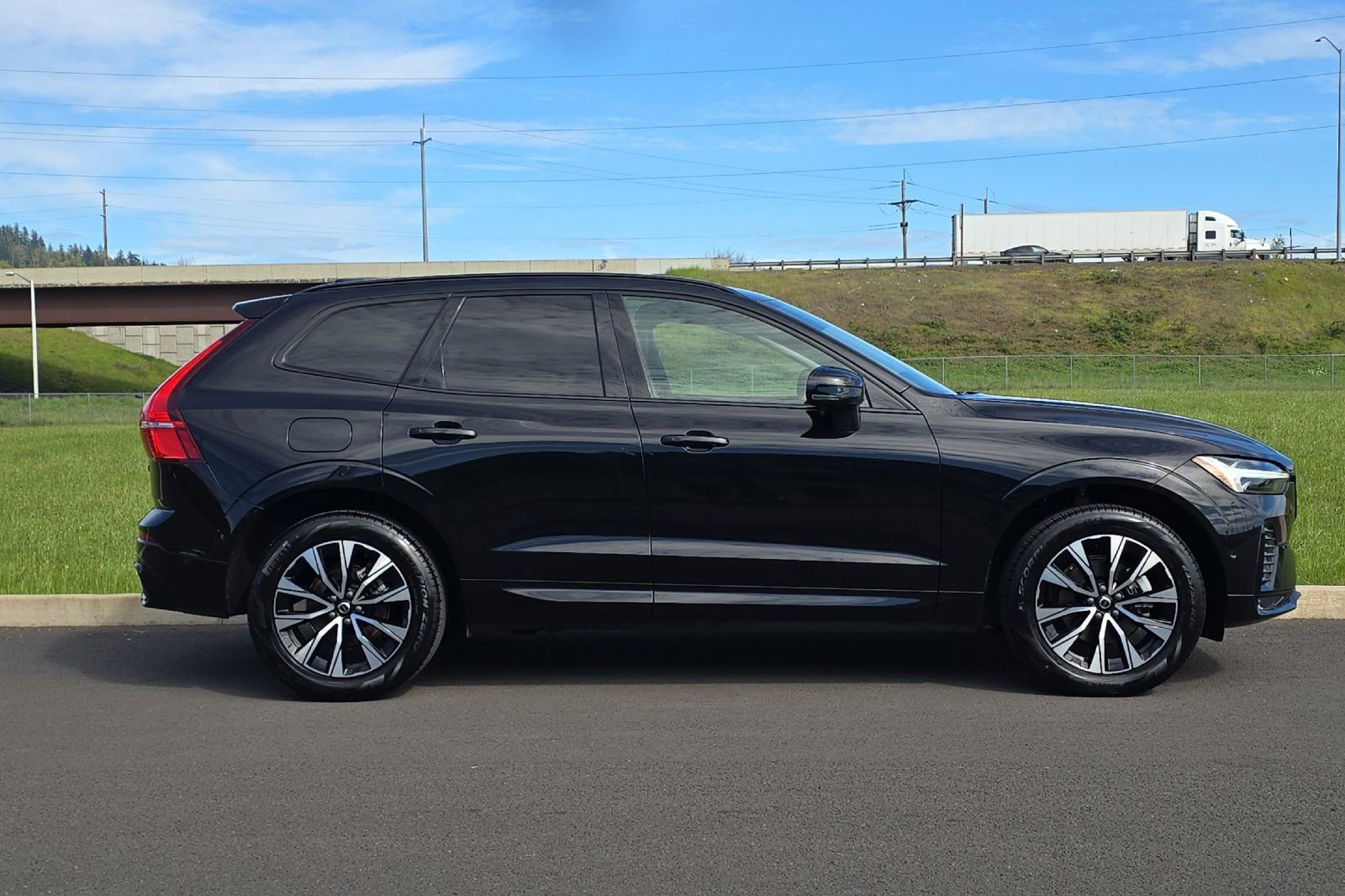 Used 2025 Volvo XC60 B5 Plus image 2