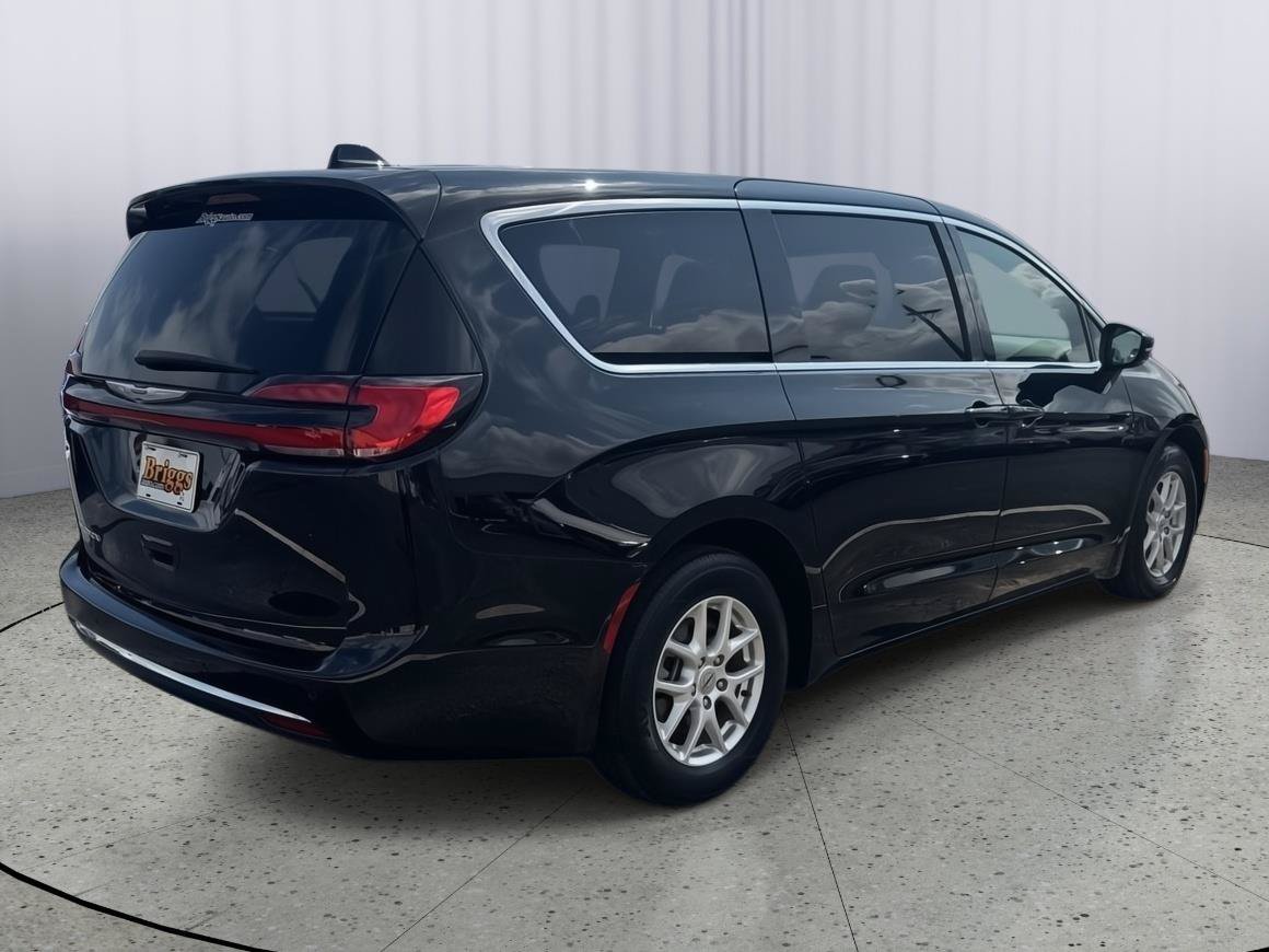 Used 2025 Chrysler Pacifica Select FWD image 6