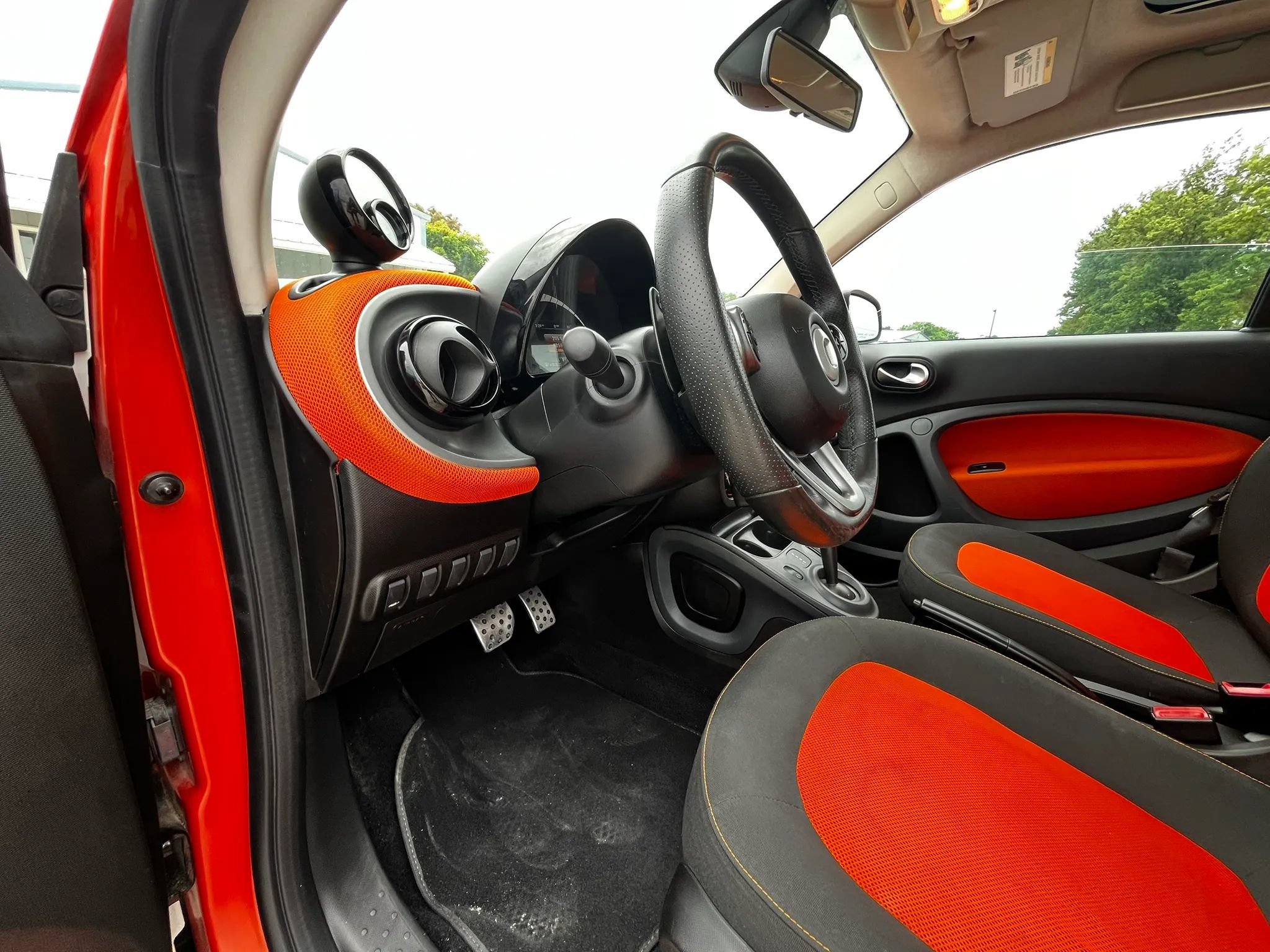 Used 2016 smart fortwo passion RWD image 12