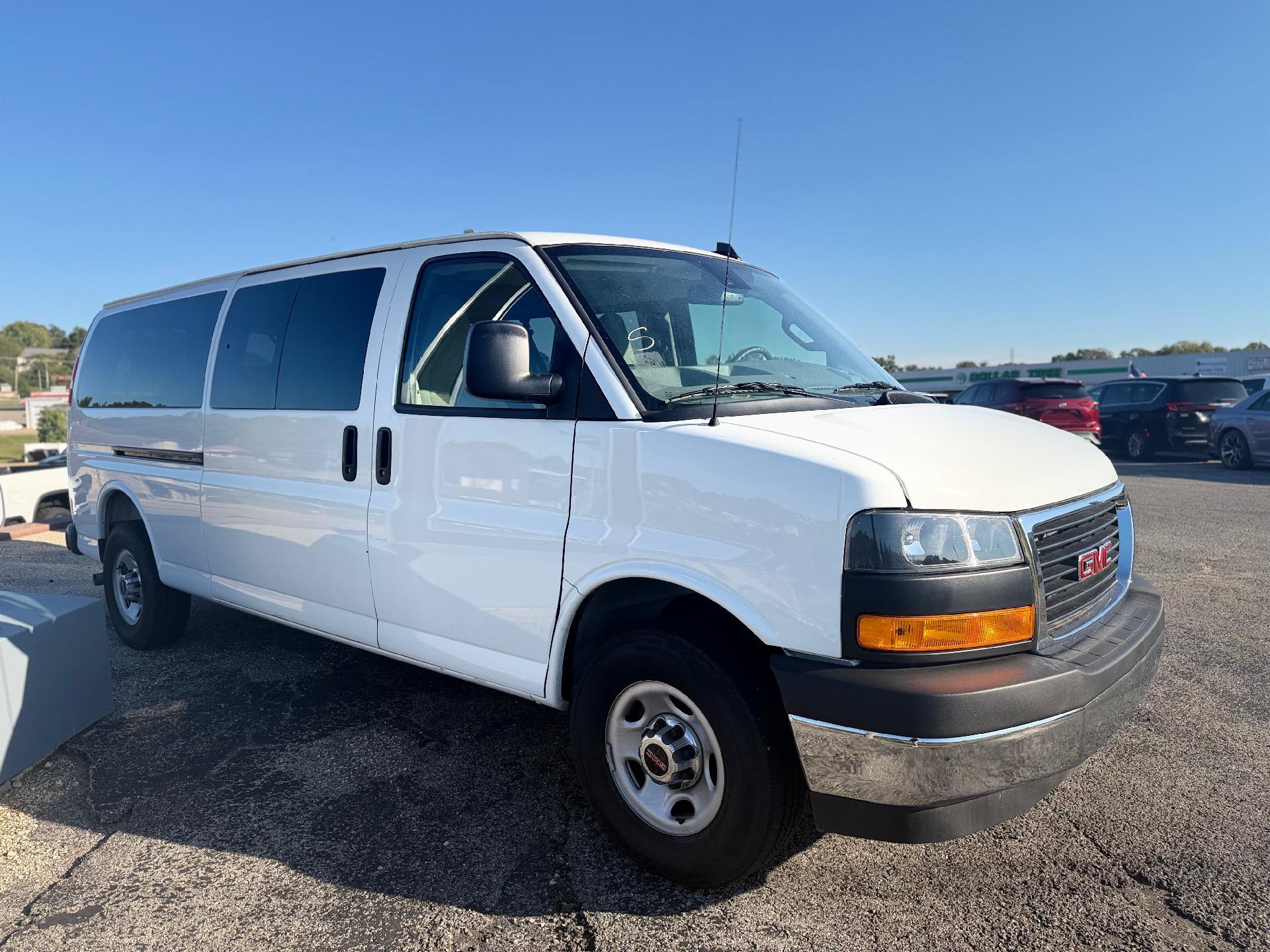 Used 2025 GMC Savana 3500 LT w/ LT Preferred Equipment Group RWD image 3