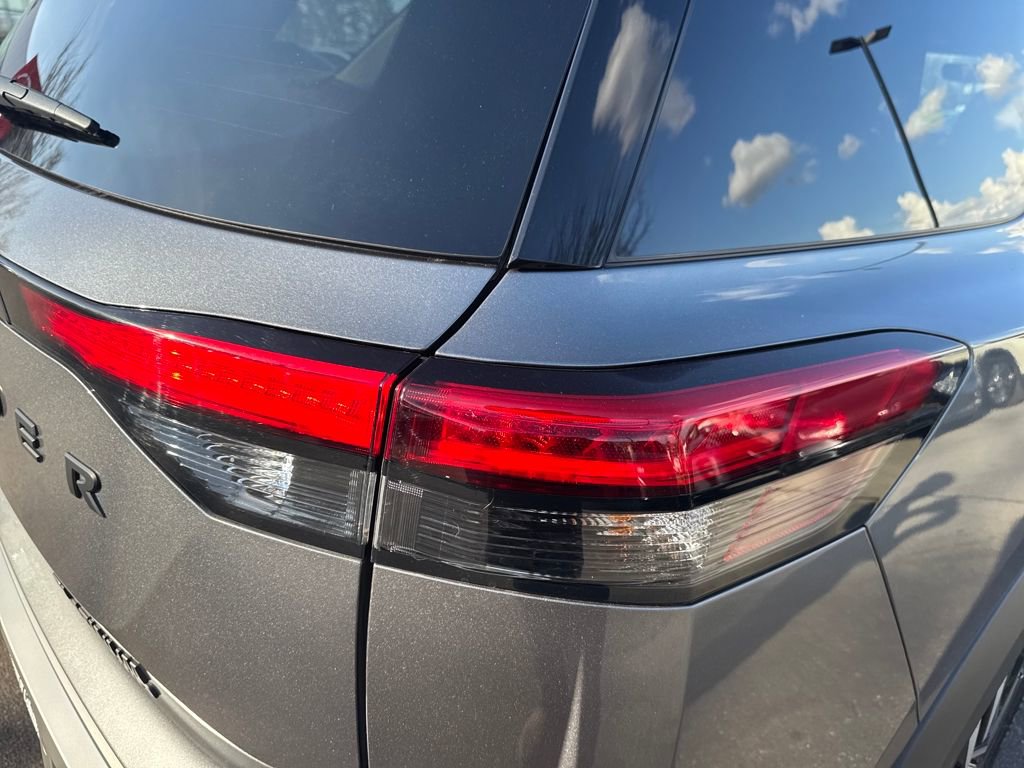 Certified 2025 Nissan Pathfinder Platinum w/ Black Appearance Package image 44