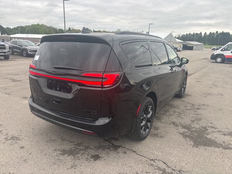 New 2026 Chrysler Pacifica Limited w/ S Appearance Package AWD/4WD image 3