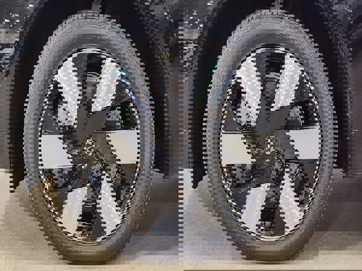 Used 2023 Volvo XC60 T8 Plus w/ Protection Package Premier image 29