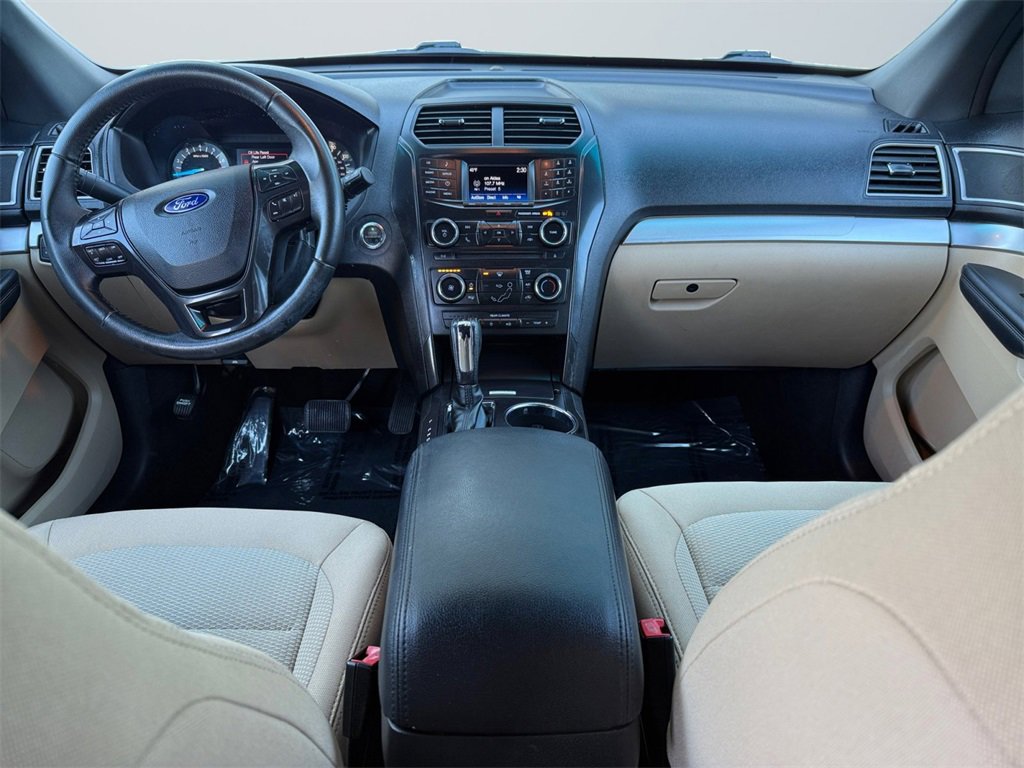 Used 2017 Ford Explorer XLT image 11
