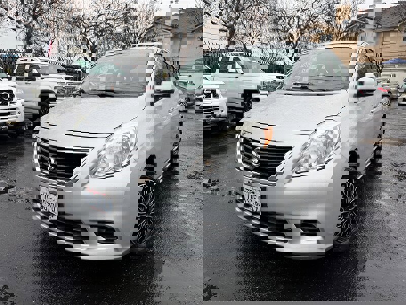 Used 2014 Nissan Versa SV image 1