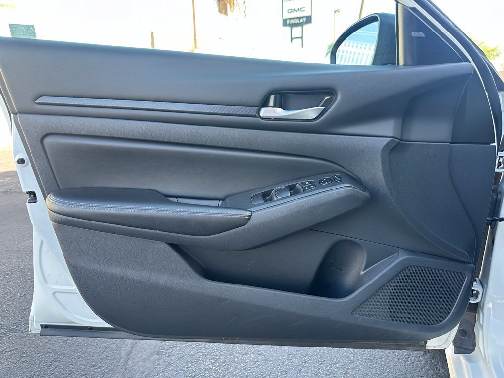 Used 2025 Nissan Altima 2.5 SV FWD image 10