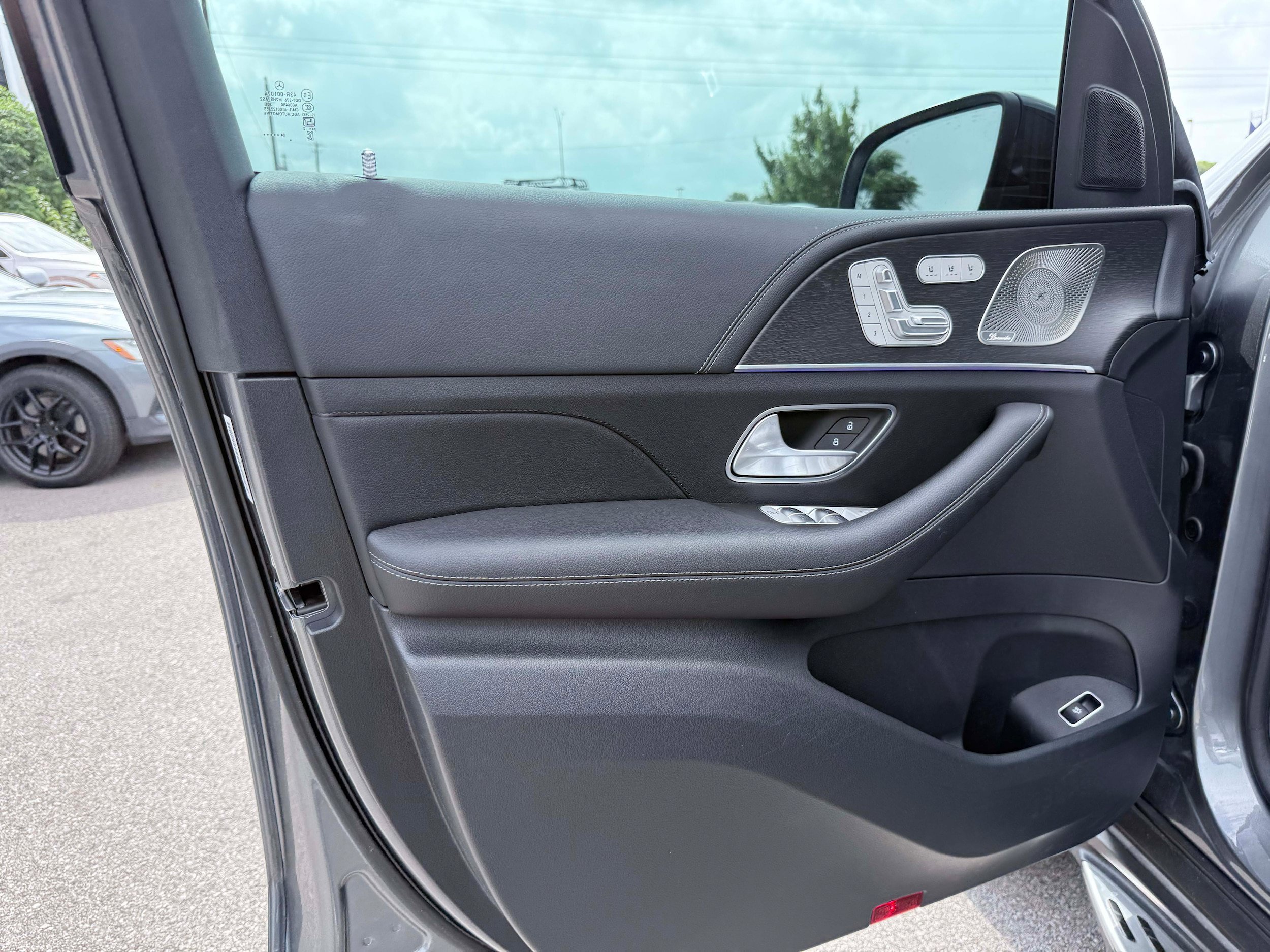 Used 2025 Mercedes-Benz GLS 450 4MATIC image 10