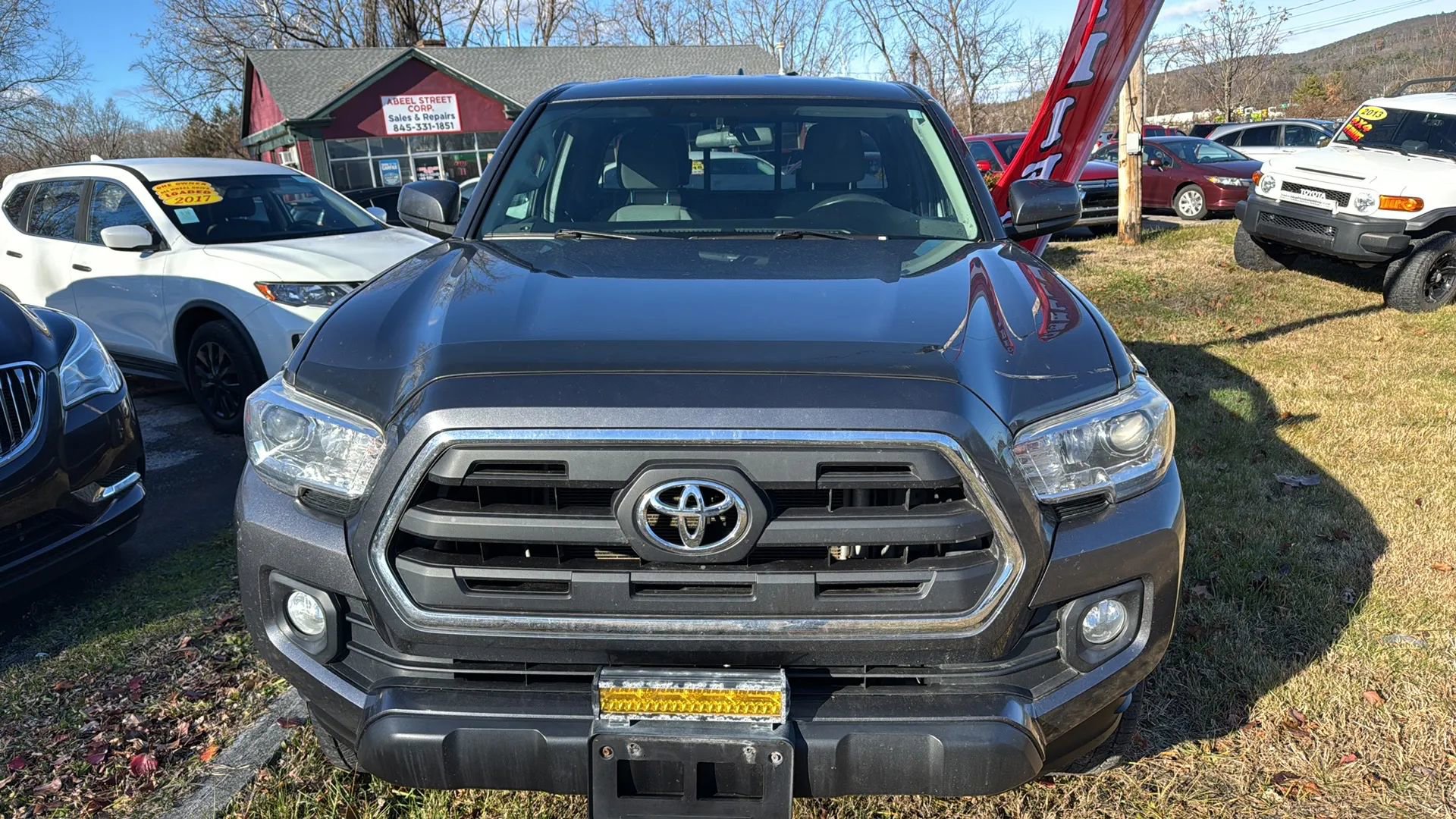 Used 2017 Toyota Tacoma SR5 w/ SR5 Appearance Package (SM) AWD/4WD image 3
