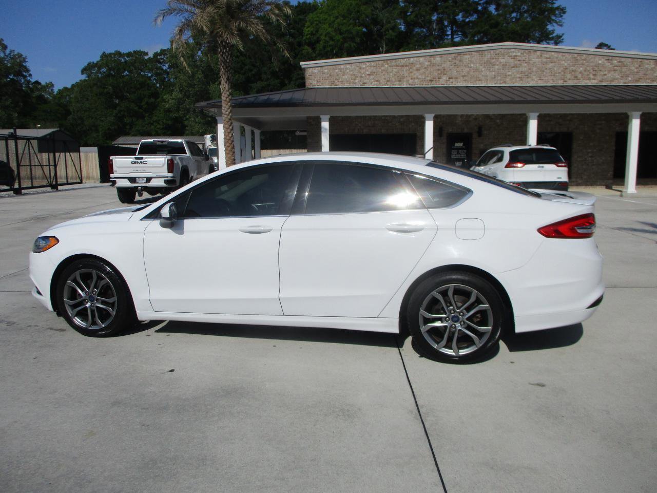 Used 2017 Ford Fusion SE w/ Equipment Group 201A image 3