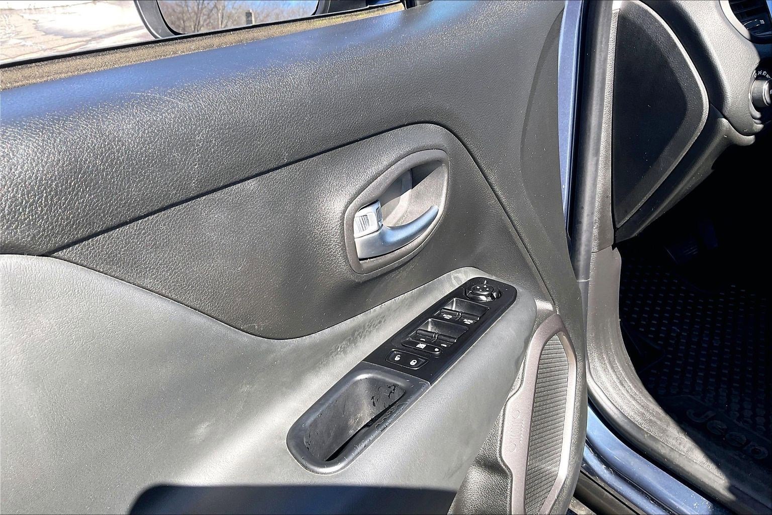 Certified 2022 Jeep Renegade Latitude w/ Convenience Group image 30