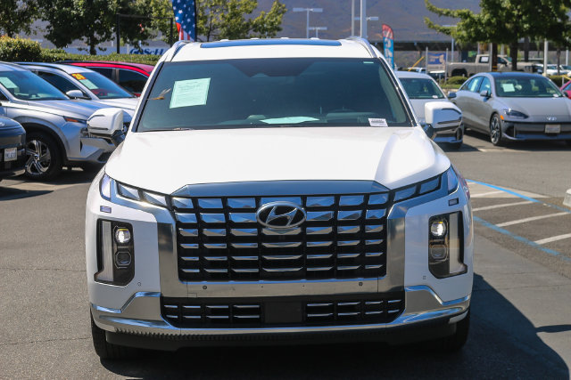 Certified 2023 Hyundai Palisade Calligraphy FWD image 2