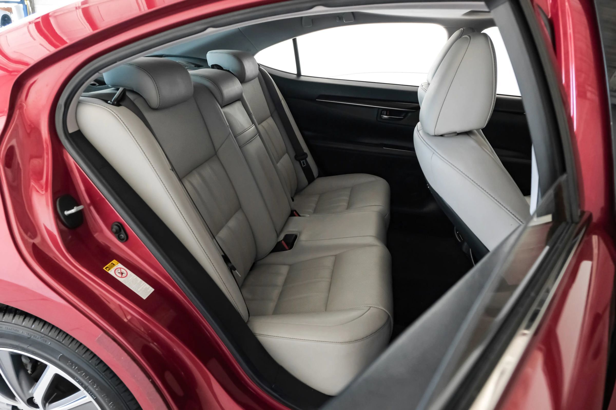 Used 2018 Lexus ES 300h w/ Luxury Package image 28