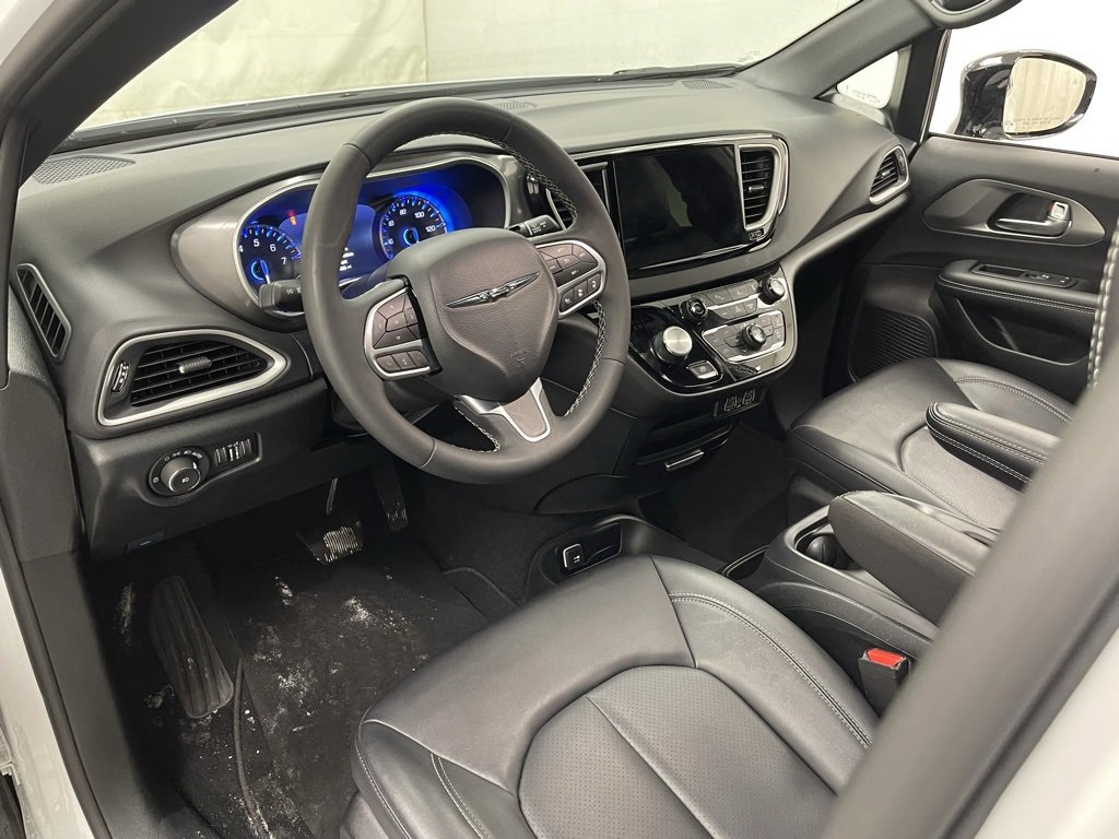 Used 2025 Chrysler Pacifica Select image 21