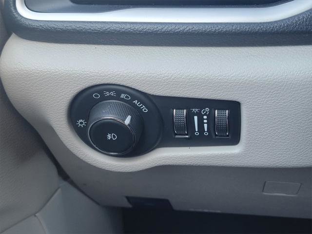 Certified 2024 Chrysler Pacifica Select image 35