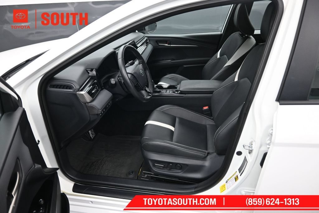 Used 2025 Toyota Camry SE w/ Convenience Package FWD image 9