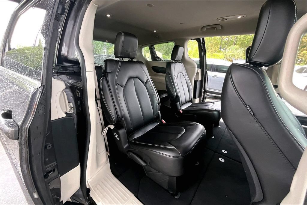 Used 2023 Chrysler Pacifica Touring-L FWD image 22