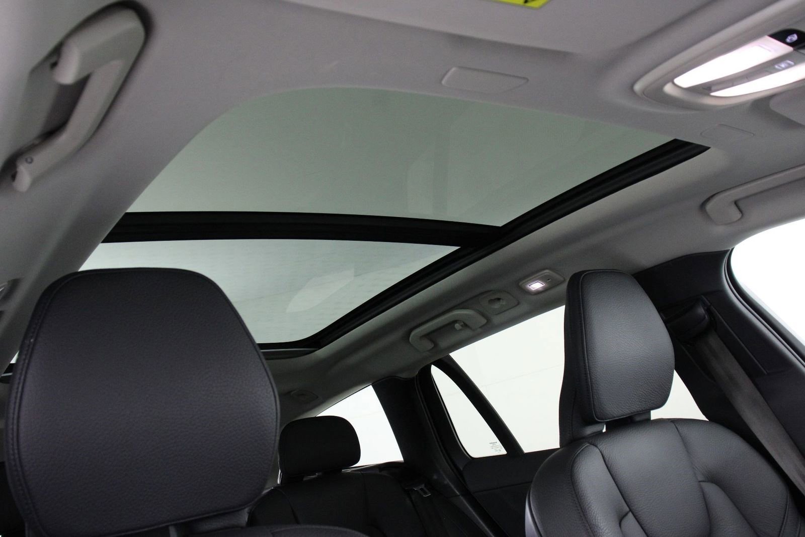 Certified 2025 Volvo V60 B5 Cross Country Plus image 23