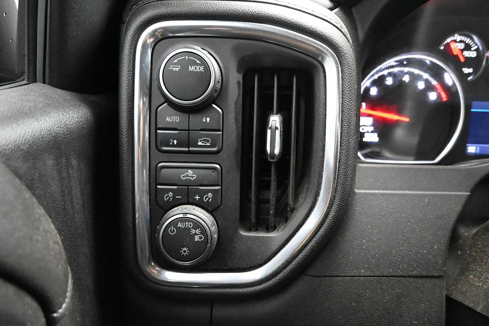 Used 2021 Chevrolet Silverado 1500 LT AWD/4WD image 29