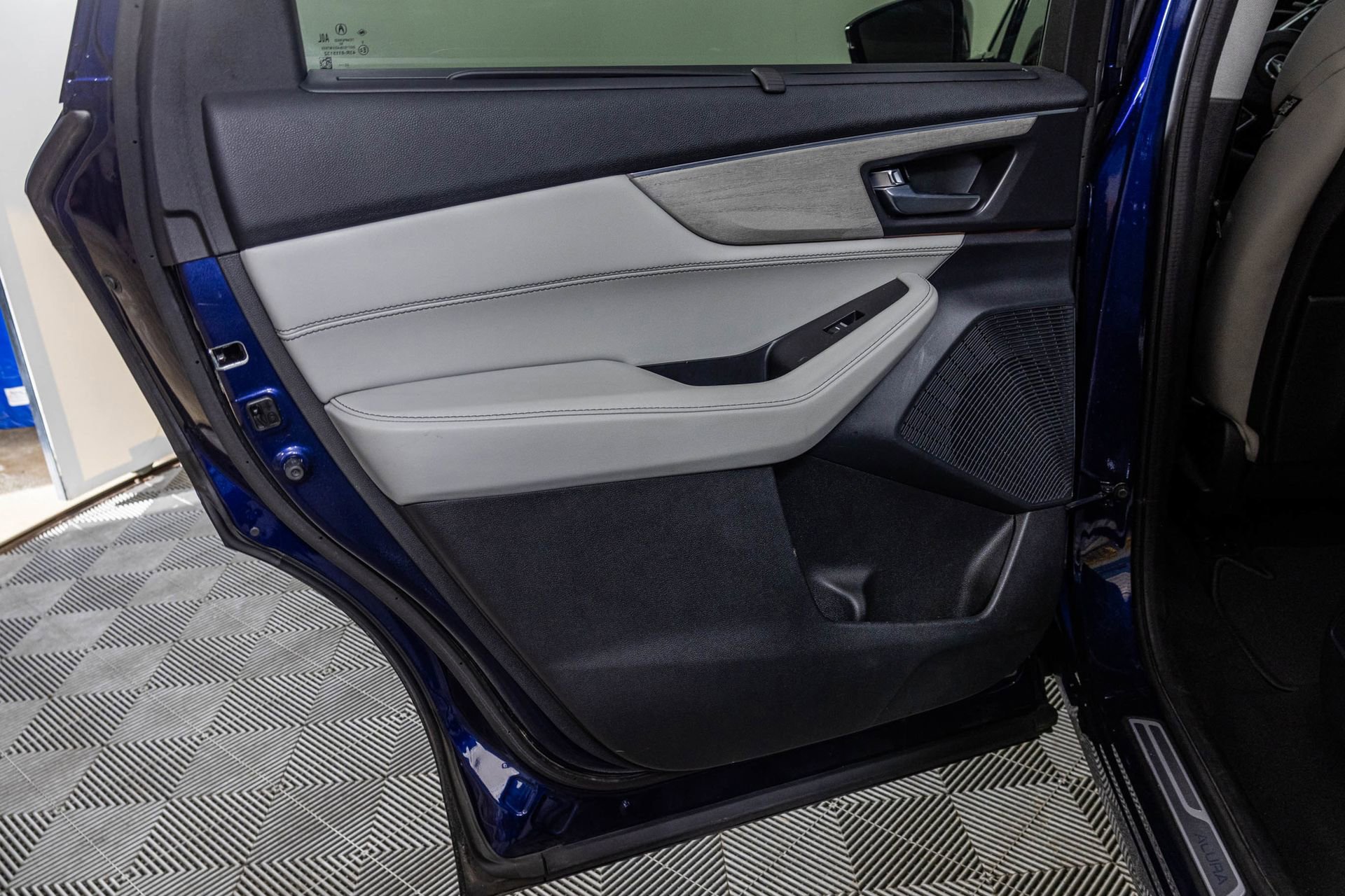 Used 2023 Acura MDX SH-AWD w/ Advance Package image 24