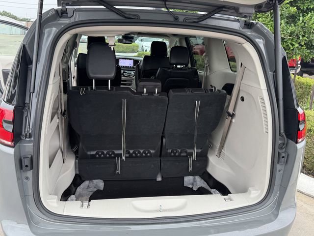 Used 2022 Chrysler Pacifica Touring-L FWD image 24