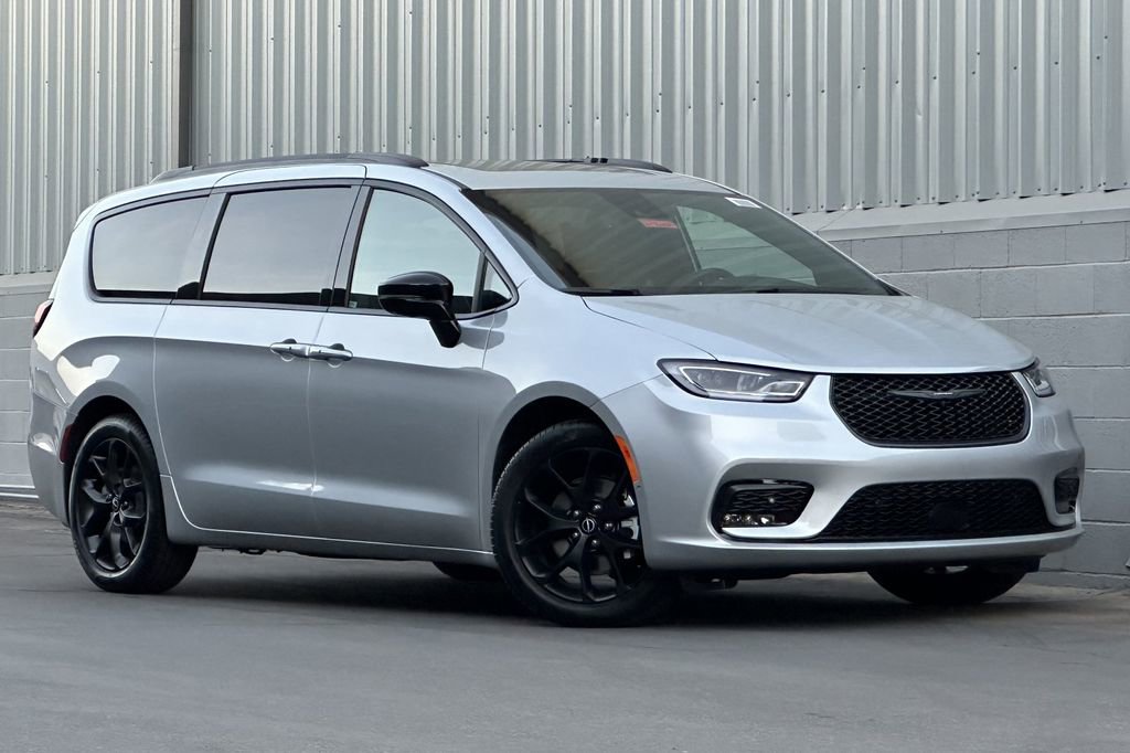 New 2026 Chrysler Pacifica Limited w/ Uconnect Theater Family Group image 2