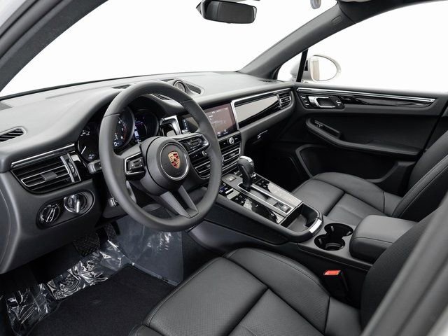 Certified 2025 Porsche Macan image 4