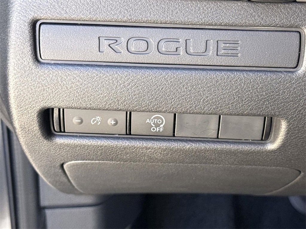 Used 2023 Nissan Rogue S image 16