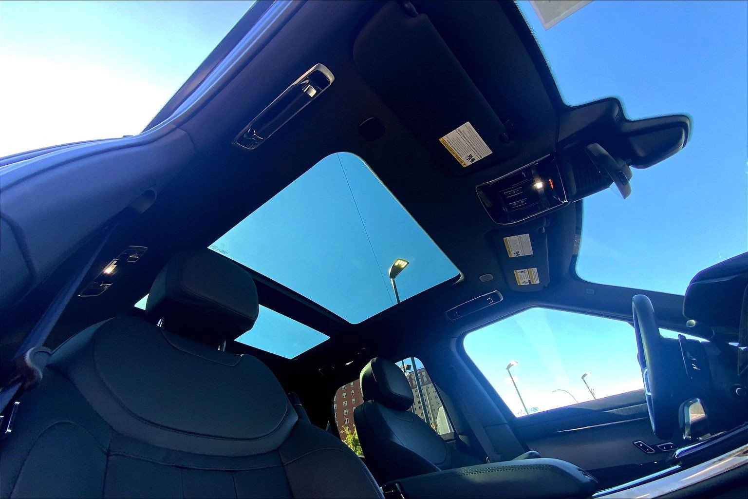 Used 2025 Land Rover Range Rover Sport image 14