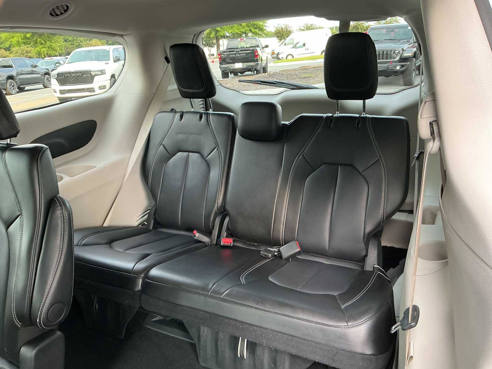 Used 2024 Chrysler Pacifica Touring-L FWD image 28