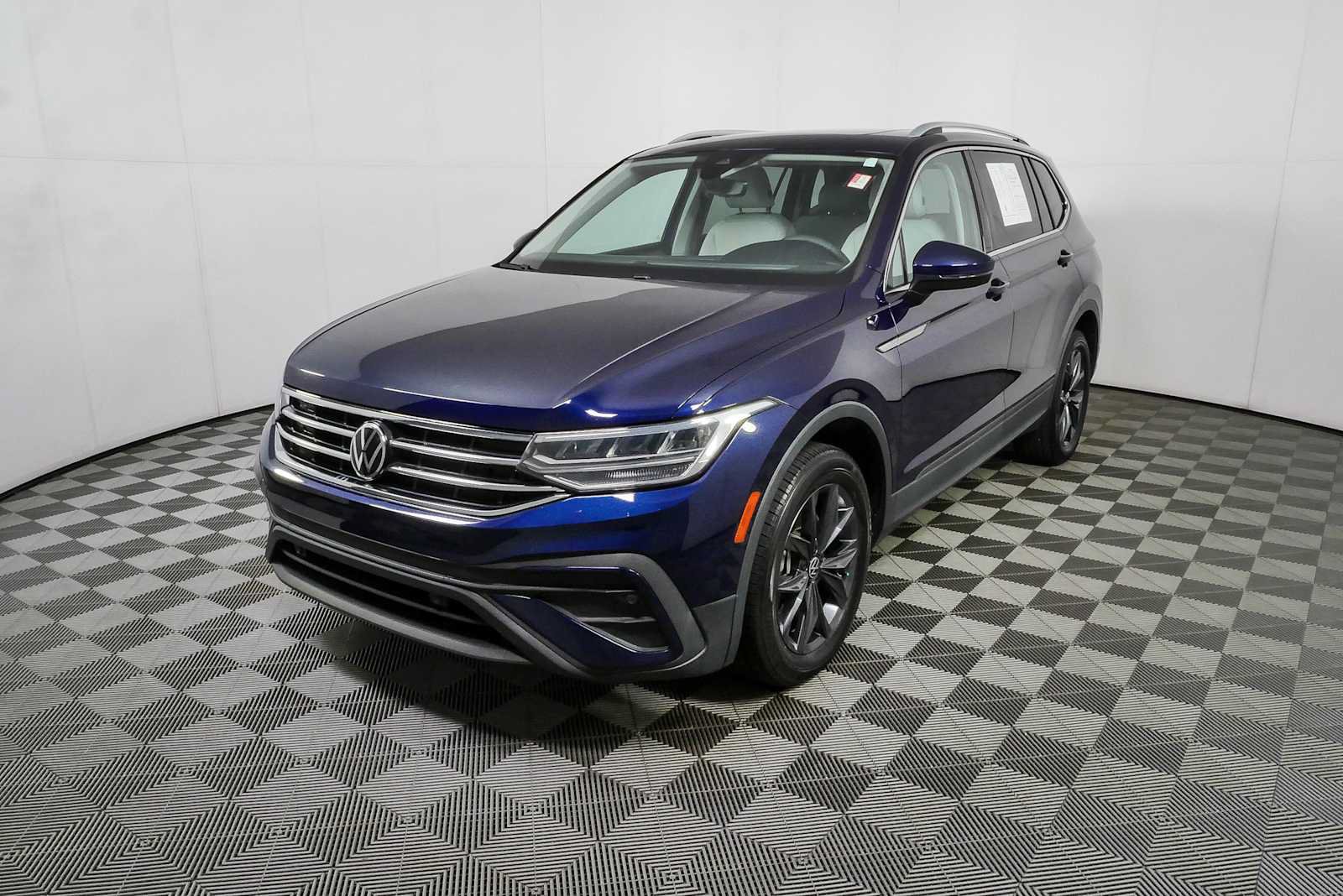 Certified 2023 Volkswagen Tiguan SE w/ Panoramic Sunroof Package FWD image 28