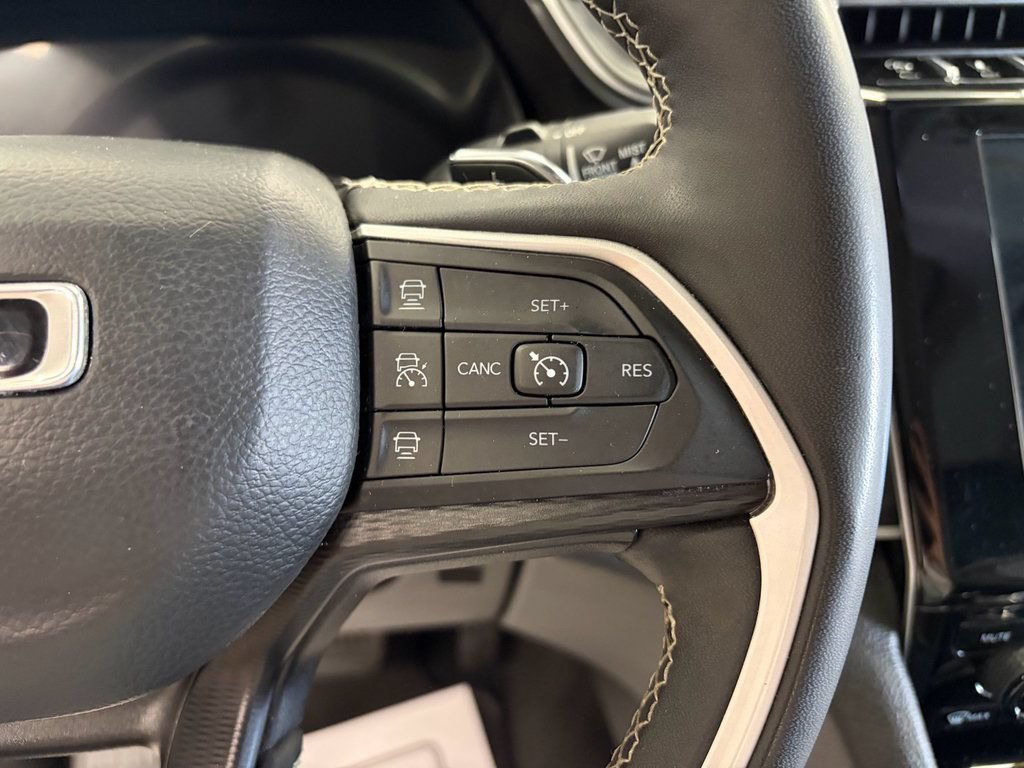 Used 2023 Jeep Grand Cherokee Laredo w/ Luxury Tech Group I AWD/4WD image 14