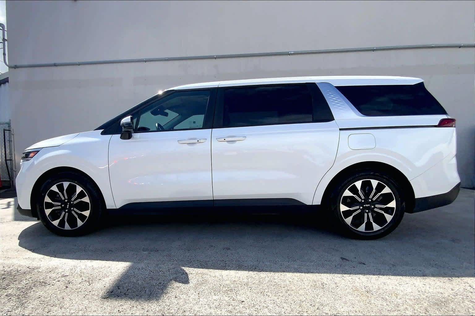 Used 2023 Kia Carnival EX FWD image 3