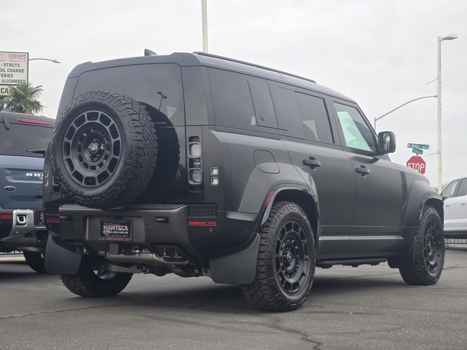 Used 2025 Land Rover Defender 110 image 4