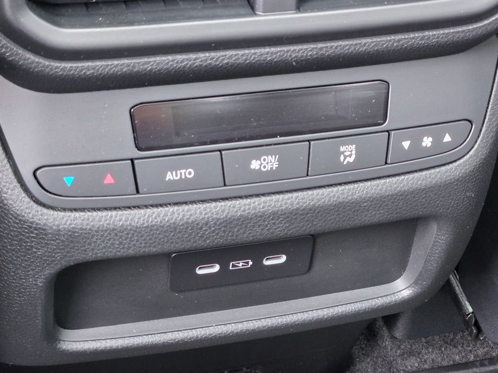 Used 2024 Honda Pilot Touring image 28